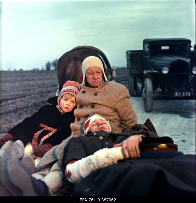 Filmi "Äratus" filmimine. Kaljo Kiisk Mõistuse Jaani ja Liina Lintrop Väikese Liisi osas ning haavatud Sõdur küüdivankril.