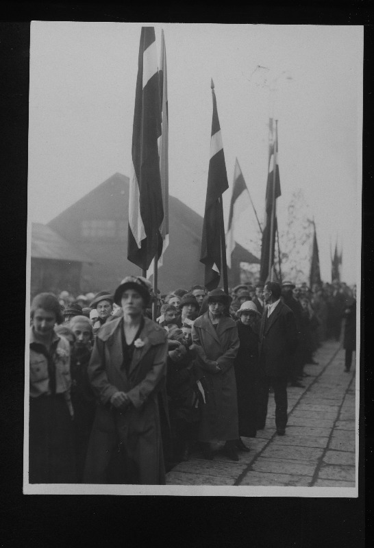Eesti riigivanema J. Jaaksoni läbisõidu ajaks Valmiera jaama kogunenud kohalikud elanikud.
