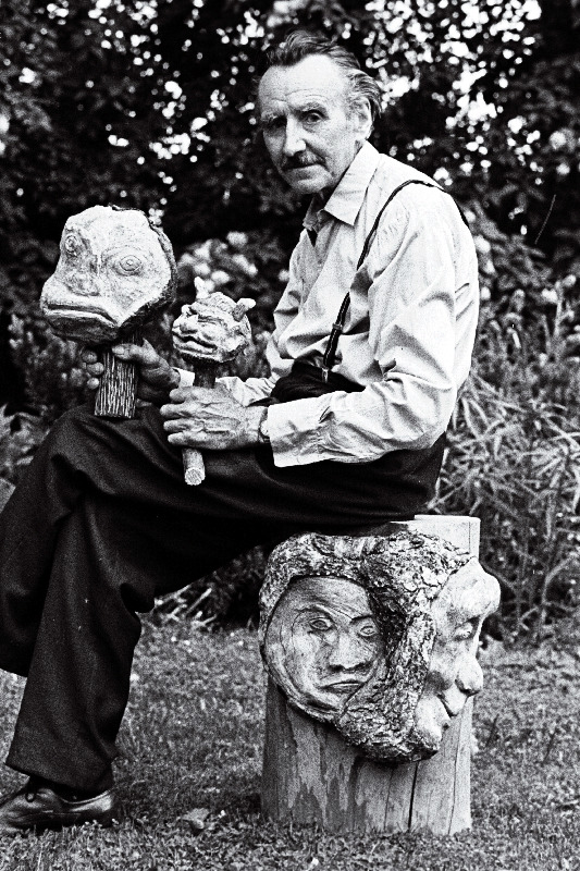 Eesti NSV Looduskaitse Ühingu auliige Osvald Laisaar omavalmistatud puuskulptuuride juures koduaias Põdra sovhoosis.