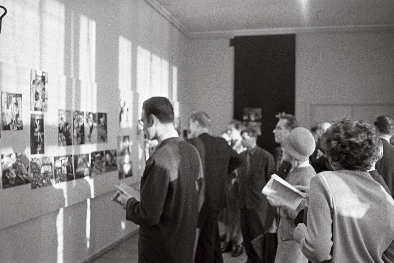 II Vabariikliku Fotonäituse avamine ja näitusel T. Luik ja A. Sterenberg.
