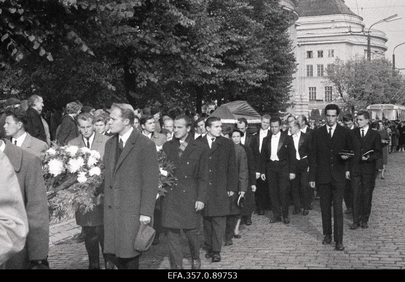 Laulja ENSV rahvakunstnik Aleksander Arderi matuserongkäik Estonia puiesteel.