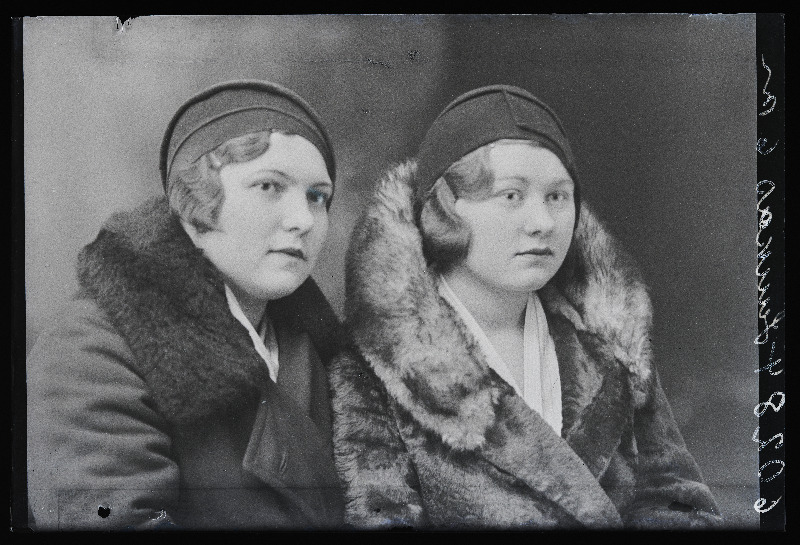 Kaks naist, (foto tellija Luukas).