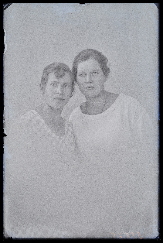 Kaks naist, (foto tellija Luberg).