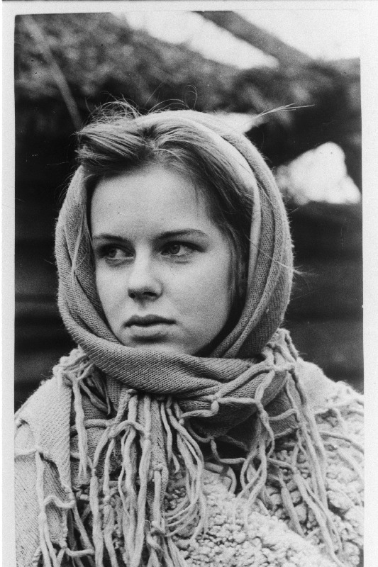 Kaader stuudio “Tallinnfilm” mängufilmist “Puud olid, puud olid hellad velled”. Paabu - Maria Avdjuško.