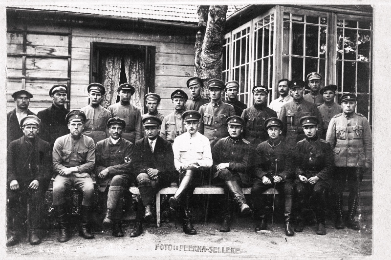 Vabadussõda. 2.Jalaväepolgu 2.pataljoni staabikomando Beijenhofi mõisas (Bejas muiža). Istuvatest paremalt kolmas pataljoniülem  kapten Eduard Liibus.