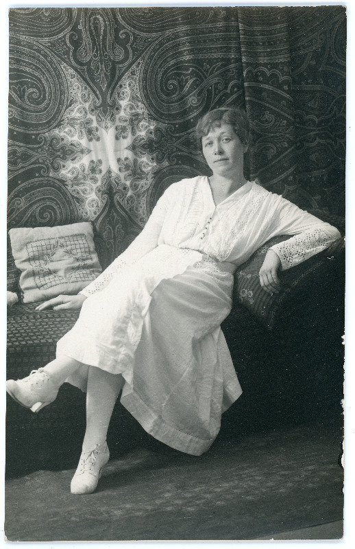 Marie Under diivanil istumas