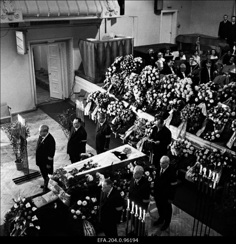 Eesti NSV Teatriühingu juhatuse esimehe, NSV Liidu Rahvakunstniku Ants Lauteri matused.