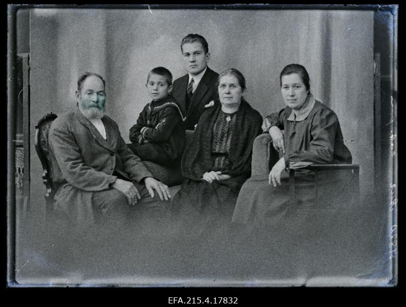 Aleksander Aur (taga keskel) sugulastega.