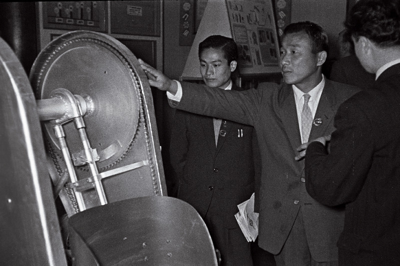 Jaapani ametiühingute delegatsiooni liikmed tutvuvad näitusega J. Tombi nimelises kultuurihoones.