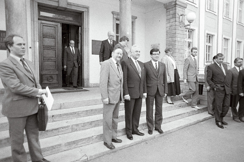 Leedu Vabariigi Ülemnõukogu esimees Vytautas Landsbergis (vasakult) Eesti Vabariigi Ülemnõukogu esimees Arnold Rüütel ja Läti Vabariigi Ülemnõukogu esimees Anatoli Gorbunov pärast koostöö deklaratsioonile allakirjutamist.