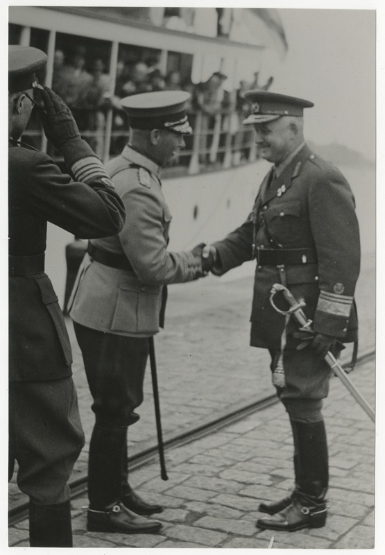 Soome kaitseväe ülemjuhataja kindral Hugo Östermann ja kindralleitnant Johan Laidoner tervitamas Tallinna sadamas 05.07.1938. Taustal aurik "Aegna", millel Östermann Tallinnasse saabus