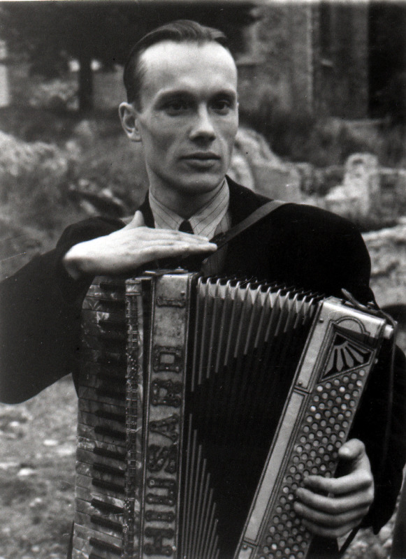 Vanemuise Teatri näitleja Rain Simmul Raimond Valgre osatäitjana mängufilmis “Need vanad armastuskirjad”.