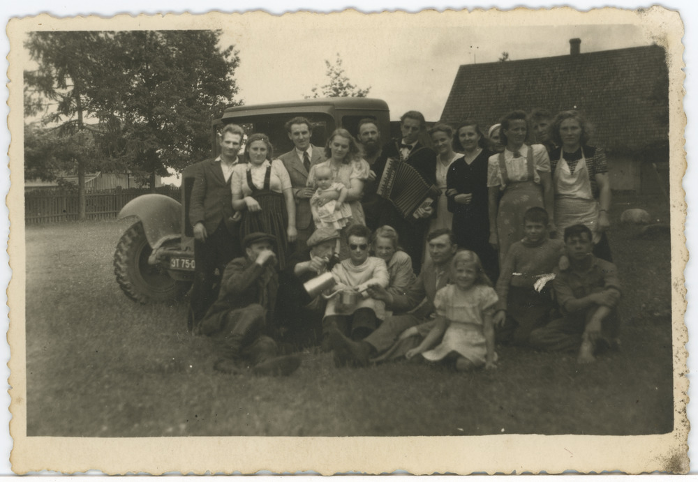 Seltskond auto juures taluhoovil