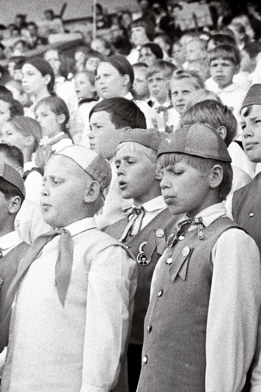 Lastekoorid ENSV koolinoorte 3.laulu- ja tantsupeol esinemas.