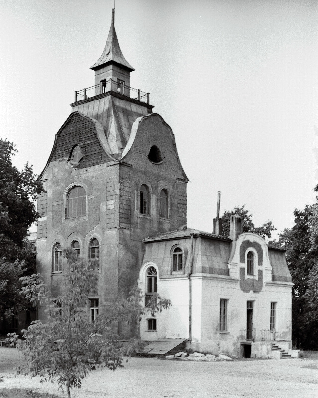 Neeruti kolhoosi kontorihoone välisvaade.