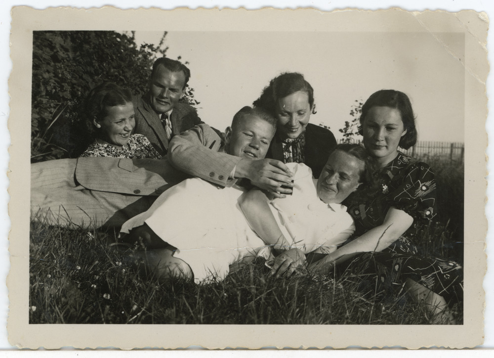 Grupp inimesi aasal pikutamas