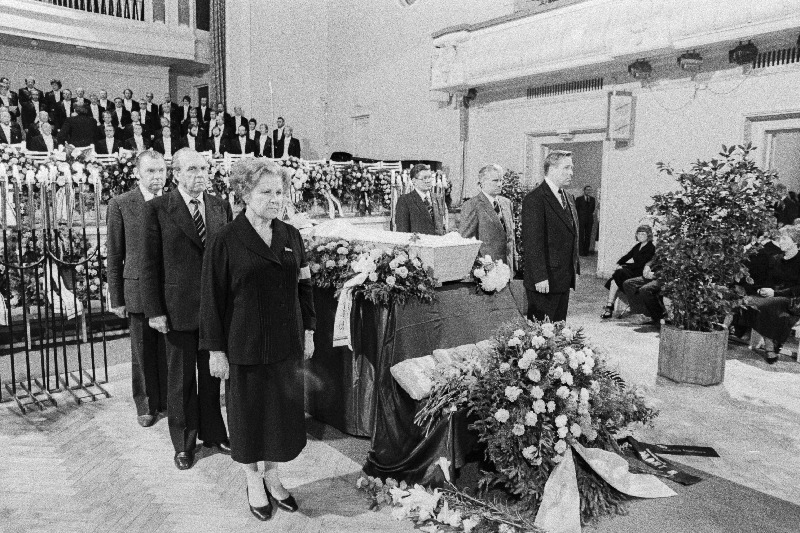 Kirjanik Mart Raua matusetalitus "Estonia" kontserdisaalis. Seisavad vasakult: Eesti NSV Kultuuriminister J. Lott, Eesti NSV Ministrite Nõukogu esimehe asetäitja A. Green, Eesti NSV Ülemnõukogu Presiidiumi esimehe asetäitja M. Vannas, EKP Keskkomitee osakonnajuhataja O. Utt, EKP Tallinna Linnakomitee esimene sekretär N. Johanson, EKP Keskkomitee sekretär R. Ristlaan.