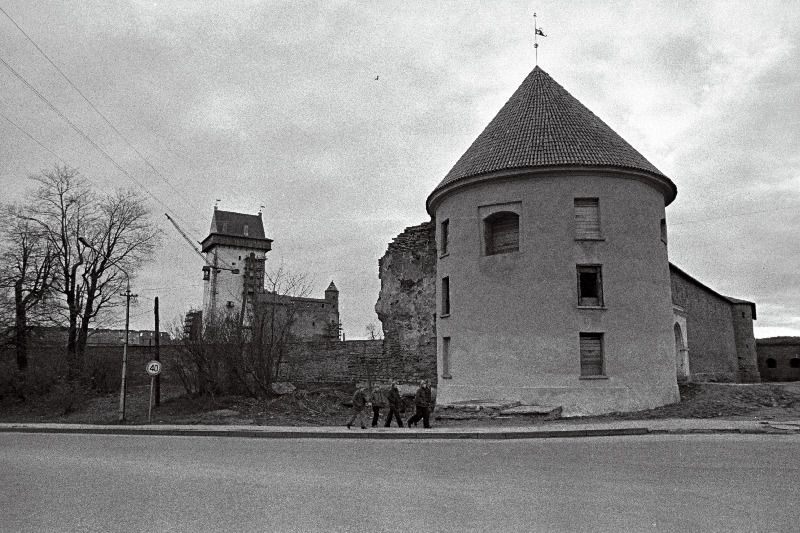 Vaade Hermanni linnuse restaureerimistöödele. Esiplaanil Ümartorn.