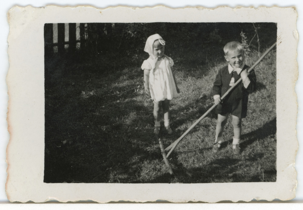 Kaks määratlemata last, tüdruk ja poiss (rehaga)