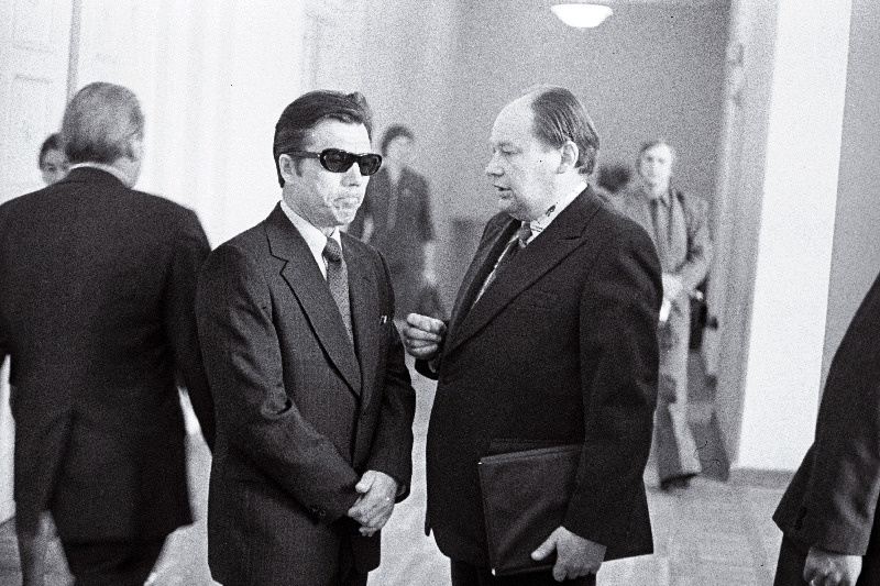 Eesti NSV õpetajate kongressi vaheajal vestlevad Õppevahendite Baaskaupluse direktor Valdo Jürisoo (vasakul) ja Vabariikliku Noorte Meremeeste Keskklubi direktor Tõnu Meltsas.