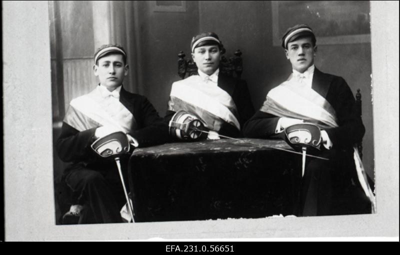 Korporatsiooni „Limuvia“ eestseisus I semestril 1931. aastal, (vasakult) E. Refes, D. Pasternack, L. Barnbaum.