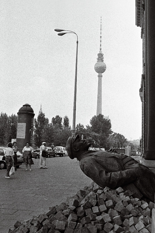 Berliinis, Lenini kuju kivihunnikul ja teletorn.