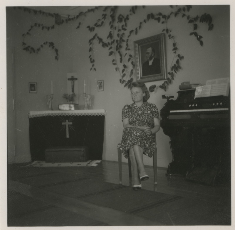 Naine istumas klaveri ees