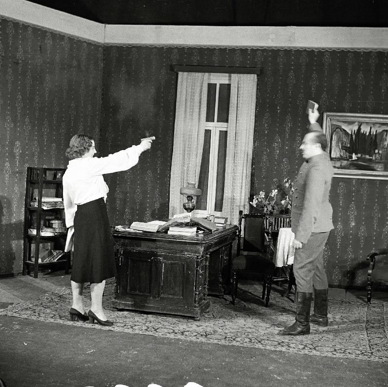 Stseen Oskar Lutsu jutustuse Tagahoovis järgi seatud Andres Särevi samanimelisest dramatiseeringust. Maria Sergejevna - Evi Rauer, Belski - Eino Baskin.