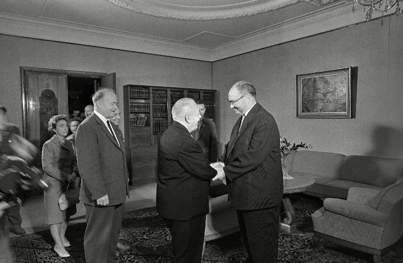 Eesti NSV Ülemnõukogu Presiidiumi esimees Aleksei Müürisepp Ungari RV parlamendiliikmete delegatsiooni Eesti NSV Ülemnõukogu Presiidiumis vastu võtmas.
