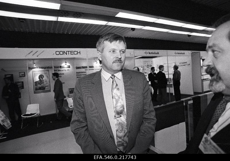 Kaitsepolitseiameti peadirektor Jüri Pihl turvatehnika näitusel.