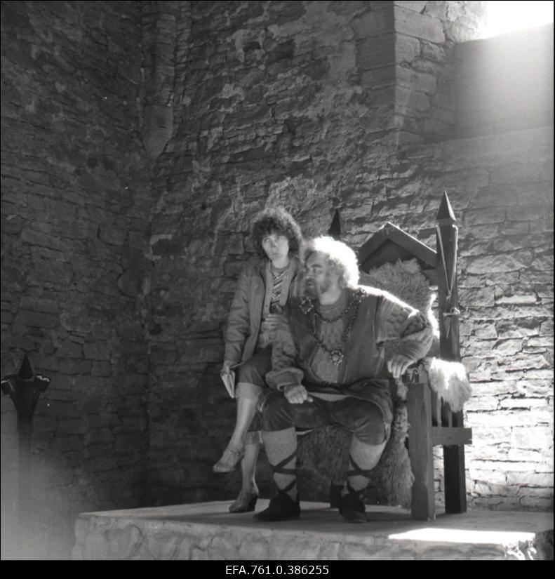 Filmi "Karoliine hõbelõng" filmimine. Rein Aren kuninga osas. Režissöör ja stsenarist Helle Murdmaa.