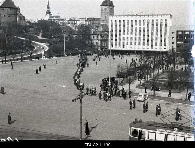 Sõjavägede Staabi IV osakonna ülema kolonelleitnant Otto Jaansoo matuserong Vabadusväljakul.
