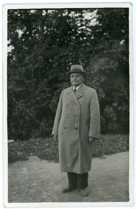 Johann Roosi. Täispikkuses portree mantlis ja kaabuga härrasmehest. J. Varese ristiisast.