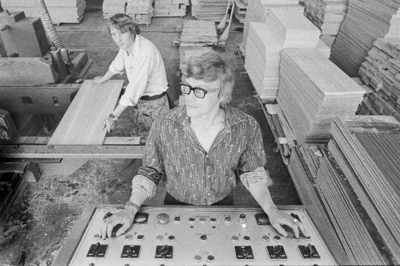 Narva Mööblivabriku mööblikilpide töötlemise liini operaatorid, kommunistliku töö lööklased Oleg Krasnov (paremal) ja Ivan Filjajev.