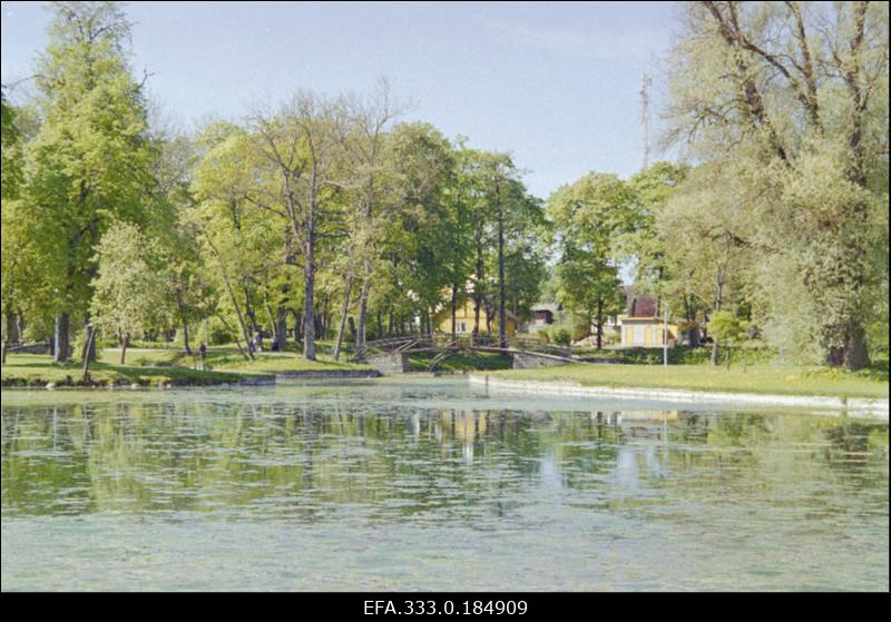 Rahvaaed Rakvere Vallimäest loode pool (endine mõisapark).
