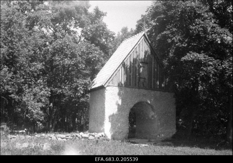 Ambla Sipelga kalmistu värav.