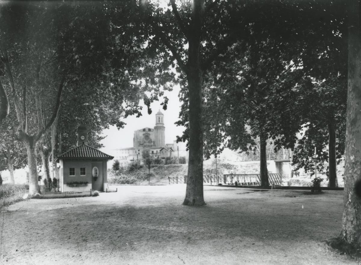 [House and Clock Bridge] - The house of the Clock in the Dehesa. On the right, the Clock bridge over the river Güell. In the background the Cathedral of Girona.