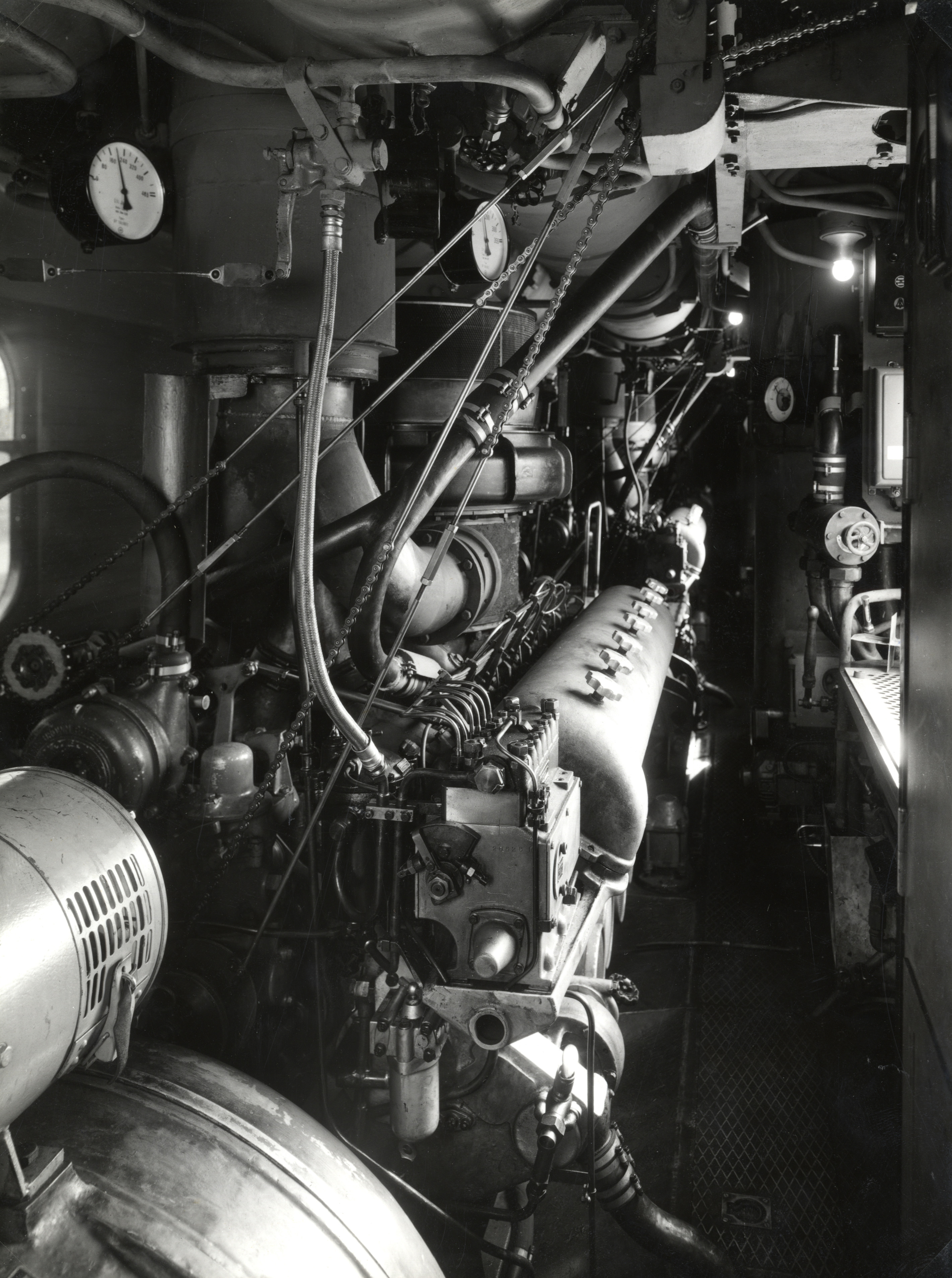 Interieur van een diesel-electrisch treinstel DE 5 (serie 51-68) van de N.S.: machinekamer met Maybach-motoren in het mD-rijtuig.