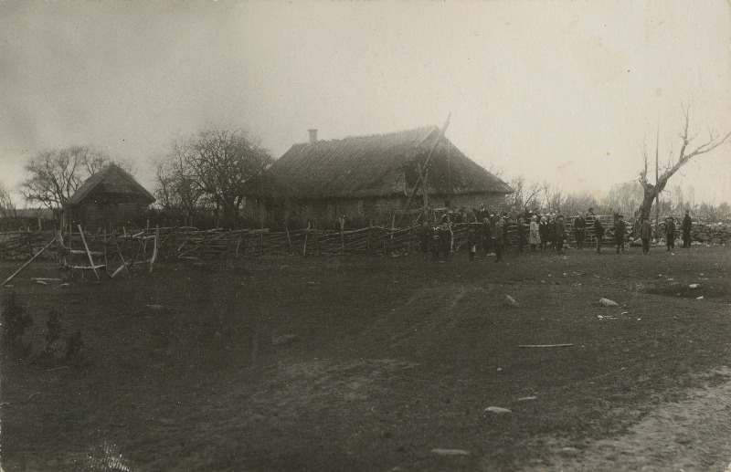 Lapsed Haeska koolimaja ees.