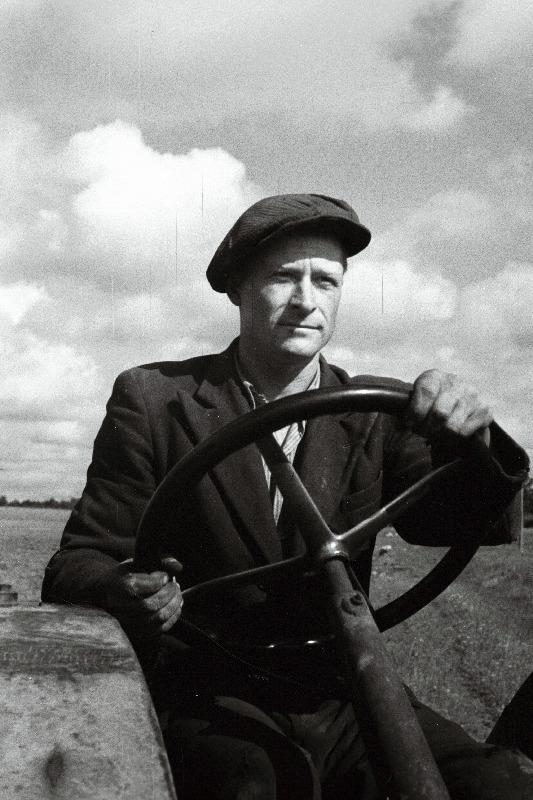 Torma masina-traktorijaama traktorist Hugo Ojaste.