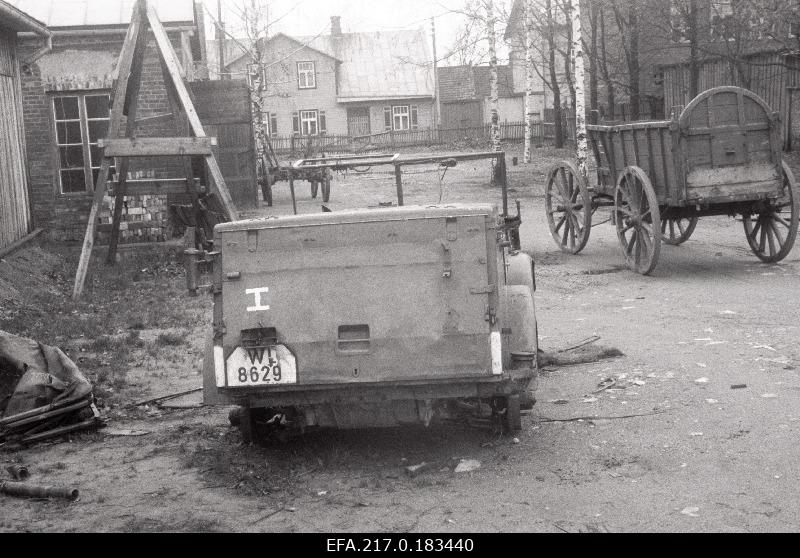 Mahajäetud sõidukid saksa autoremonditöökojas Vaksali tänav 17.