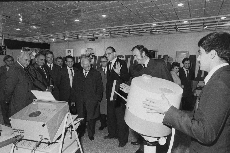 Vabariigi partei ja valitsuse juhtivad töötajad tutvuvad Ungari RV näitusega "Röntgenoloogia ja radioloogia". Vasakult 1. Eesti NSV Ülemnõukogu Presiidiumi esimees A. Rüütel, 3. Eesti NSV Ministrite Nõukogu esimees B. Saul, 5. EKP Keskkomitee esimene sekretär K. Vaino, 7. Eesti NSV Ministrite Nõukogu esimehe esimene asetäitja I. Toome.