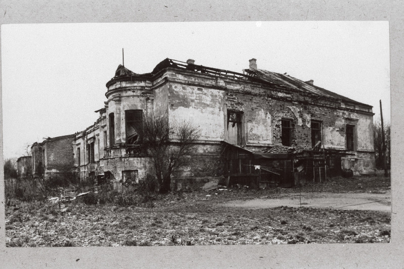 Raadi mõisa varemed.(Hävis 1944.a.).