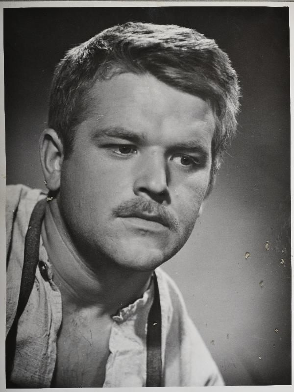 RAT Vanemuise näitleja E. Hermaküla filmistuudio Tallinnfilm mängufilmi Mäeküla piimamees proovivõtetel.