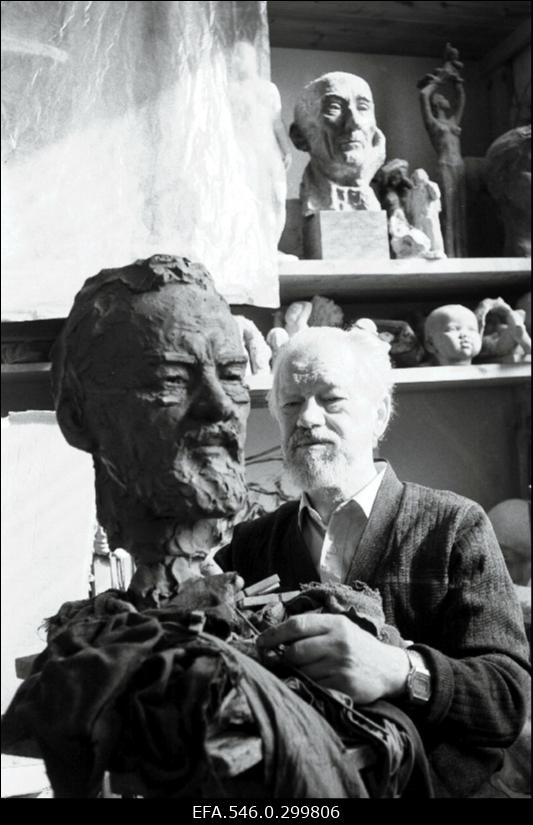 Skulptor Enn Roos.