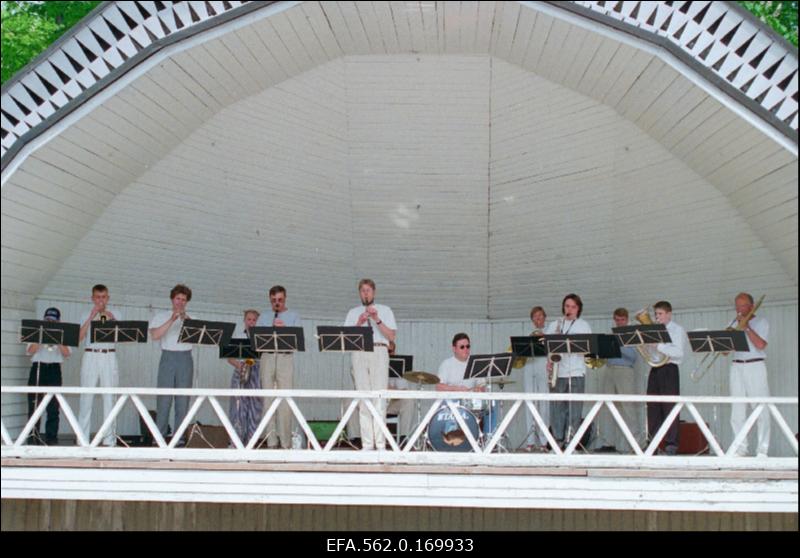 Kuressaare suveorkester esineb Kuursaali kõlakojas.