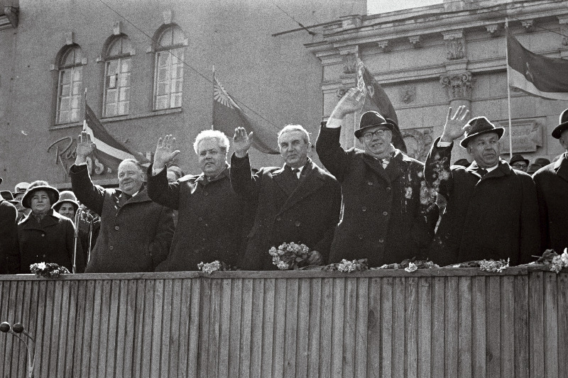 Eestimaa Kommunistliku Partei Keskkomitee esimene sekretär J. Käbin (vasakult), Eesti NSV Ülemnõukogu Presiidiumi esimees A. Vader, Eesti NSV Ministrite Nõukogu esimees V. Klauson, Eestimaa Kommunistliku Partei Keskkomitee teine sekretär K. Lebedev ja  Eestimaa Kommunistliku Partei Keskkomitee sekretär K. Vaino Tallinna töötajate maidemonstratsiooni tervitamas.