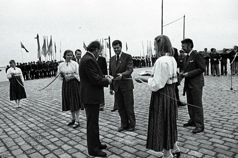 Pirita purjespordikeskuse avamisel lõikab lindi läbi Eesti NSV Ministrite Nõukogu esimehe asetäitja, Moskva olümpiamängude purjeregati organiseerimiskomitee esimees Arnold Green.