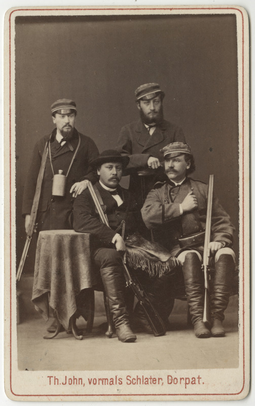 Neli korporatsioon "Estonia" liiget jahirelvastuses, grupifoto