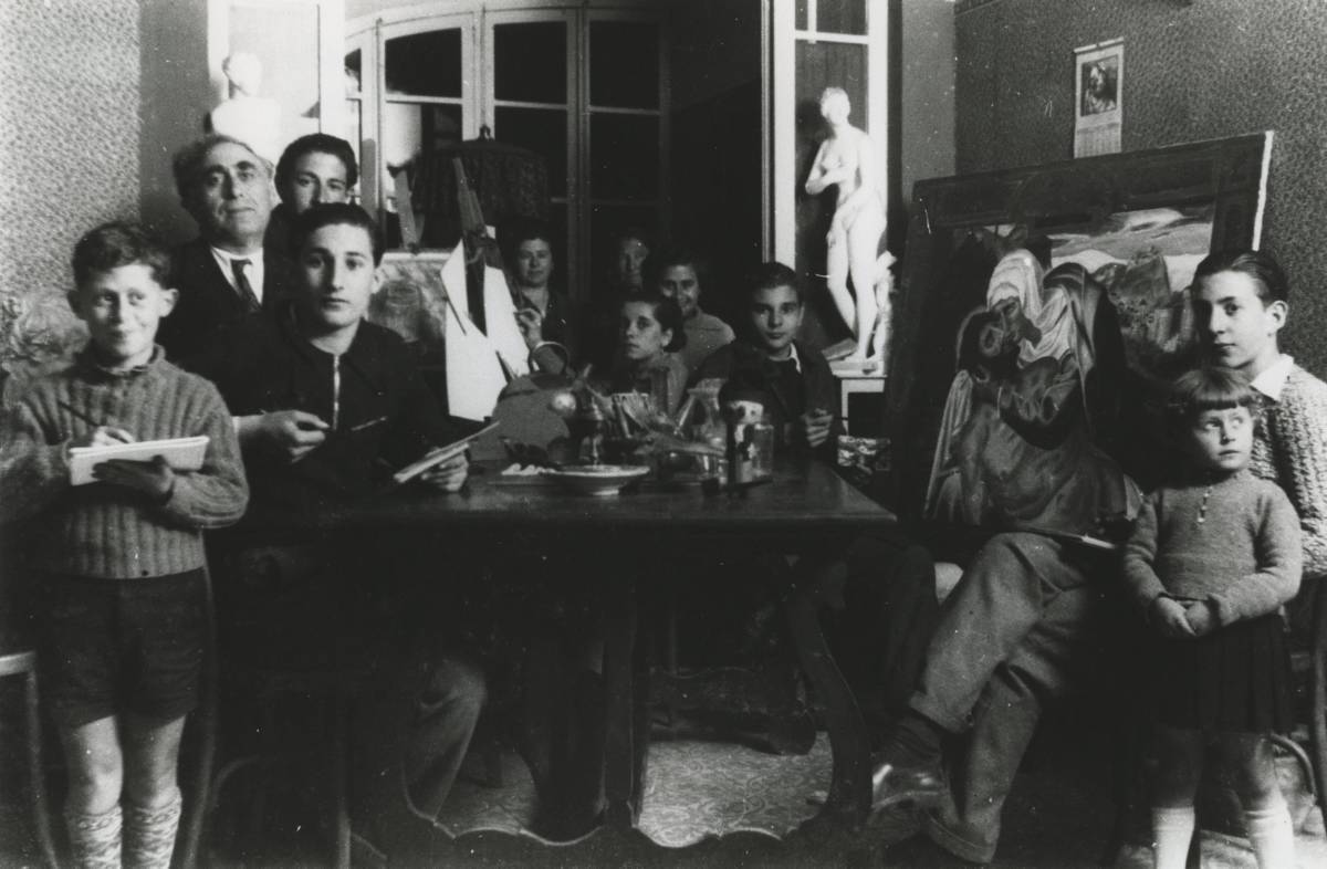 [Portrait of Josep Aguilera] - Josep Aguilera in the dining room of his house in Vista Alegre The boy and the girl who appear in the foreground and ends are their children Josep Rosa Maria.